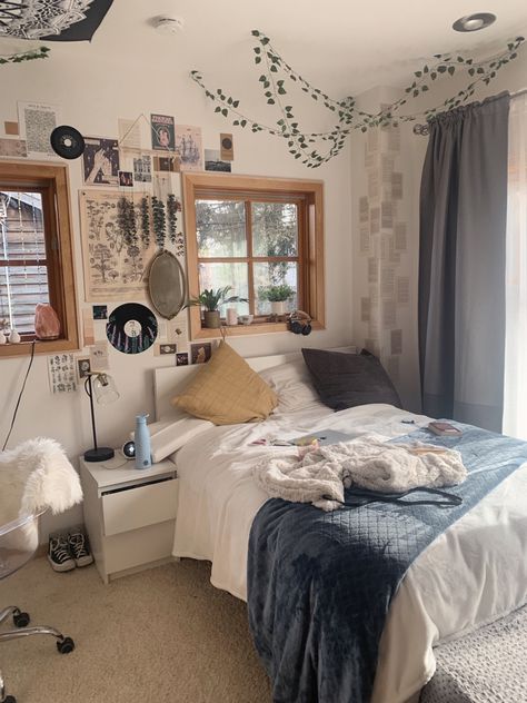 Clean Indie Room Aesthetic, 90 Bedroom Ideas, Medium Sized Bedroom Ideas Aesthetic, Boho Music Bedroom, Bedroom Asthetics Indie, Normcore Room, Messy Bedroom Ideas, Messy Room Ideas, Tidy Bedroom Aesthetic