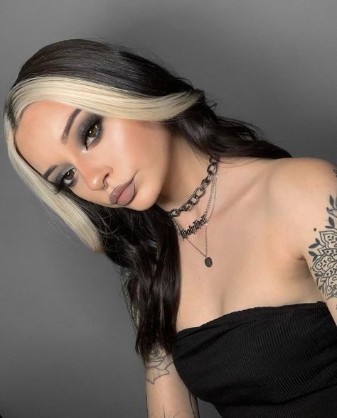 Black Hair Blonde Money Piece, Blonde Money Piece, Color Block Hair, Black Hair Balayage, Hair Color Underneath, Cute Hair Colors, Change Hair, Money Piece, Hair Streaks