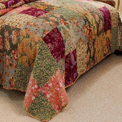 Bed Comforter, Chic Quilts, Best Bed, Bed Comforter Sets, Primitive Decorating Country, Bedspread Set, Cool Beds, Home Decor Store, Bed Styling