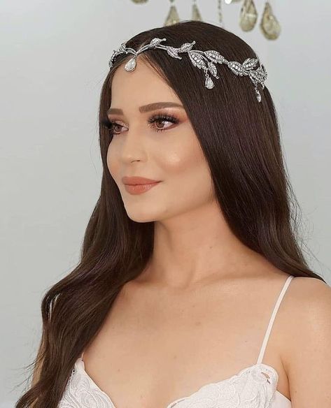 Bridal Forehead Headpiece, Bridal Hair Styles, Bride Hairstyles For Long Hair, Battle Through The Heavens, The Younger Sister, Wedding Eye Makeup, Bride Dress Simple, Front Hair Styles, Younger Sister