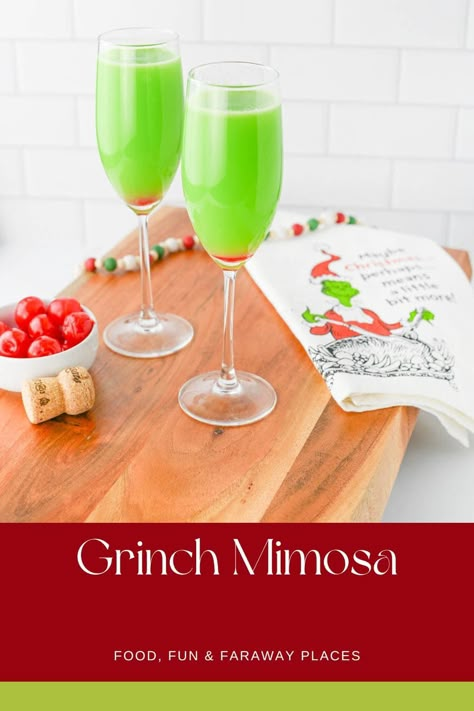 Grab those champagne flutes and whip up this festive Grinch mimosa recipe. It's sweet, tart, and bursting with holiday cheer in each sip. Grinch Mimosa, Cider Mimosas, Grazing Food, Apple Cider Mimosa, Mimosa Cocktail, Butterbeer Recipe, Mimosa Recipe, Christmas Desserts Easy, Christmas Mimosa