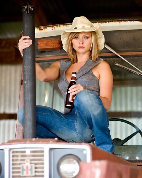 Ladies With Motors Cowgirl Look, Wilde Westen, Southern Girls, Estilo Country, Country Women, Exotic Women, Cow Girl, Farm Girl, Country Girl