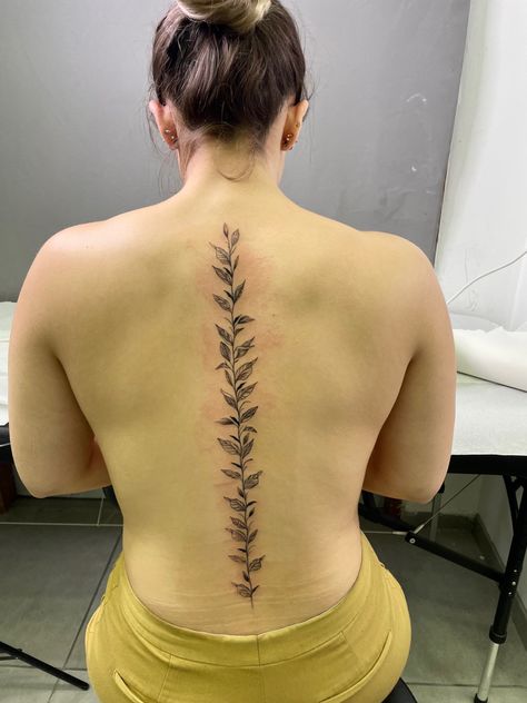 Back Tattoo Women Spine, Flower Spine Tattoos, Floral Back Tattoos, Tato Minimal, Shark Tattoos, Small Pretty Tattoos, Petite Tattoos, Spine Tattoo, Spine Tattoos For Women