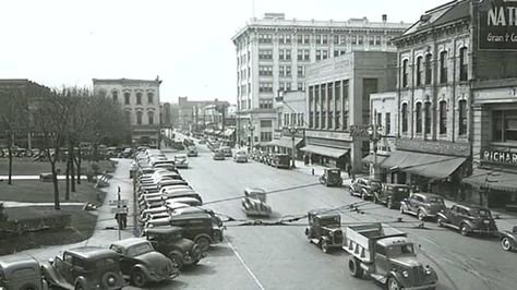 View looking south on Washington St from the Grant County Courthouse 1930's Marion Indiana, Grant County, Simpler Times, Historic Photos, Local History, Martin Boots, Historical Photos, Old Pictures, Family History