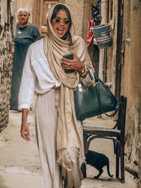 Oman Outfits Women, Egypt Street Fashion, Desert Looks For Women, Cairo Fashion Style, Cairo Outfit Travel, Egypt Style Clothing, Morocco Travel Outfit Summer, Middle East Inspired Fashion, Egypt Women Fashion