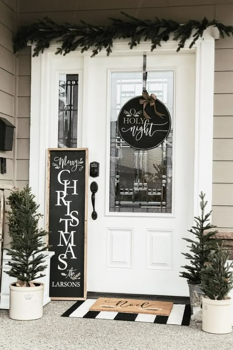 Farmhouse Christmas Front Porch, Christmas Cream, Rustic Farmhouse Christmas, Cream Decor, Christmas Decor Inspiration, Christmas Front Porch, Christmas Porch Decor, Farmhouse Front, Christmas Decorations For The Home