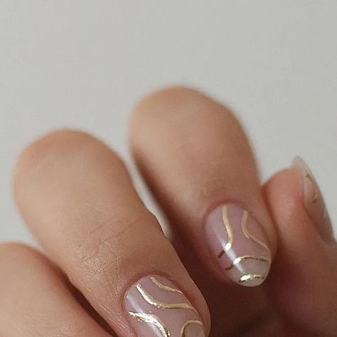 Glitter Line Art Nails, Minimalist Gold Nail Art, Gold Paper Nails, Nails With Line Designs, Gold Swirl Nails, Gold Nude Nails, Nude And Gold Nails, Swirls Nail Art, Gold Leaf Nails