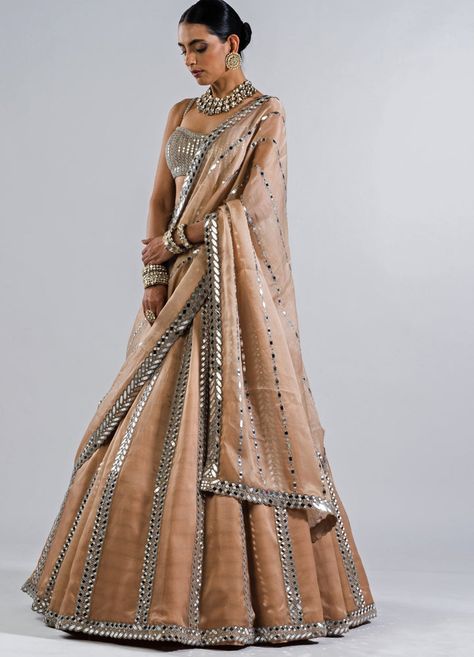 Discover exquisite lehengas by Vvani by Vani Vats at Fabilicious Fashion. Each piece is handcrafted with intricate embroidery, perfect for Indian weddings. Beige Mirror, Dupatta Draping Styles, Beige Lehenga, Vani Vats, Gold Lehenga, Mirror Work Lehenga, Lehenga Dupatta, Mirror Work Blouse, Full Sleeve Blouse