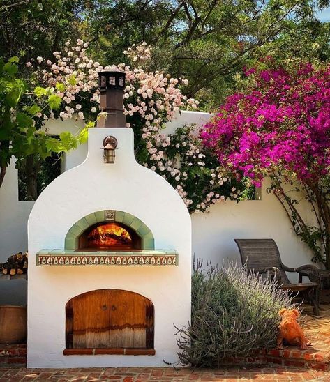 Cheap Couches, Outdoor Fireplace Pizza Oven, Hacienda Style Homes, Mexico House, Backyard Fireplace, Outdoor Pizza Oven, Outdoor Pizza, Spanish Style Homes, Hacienda Style