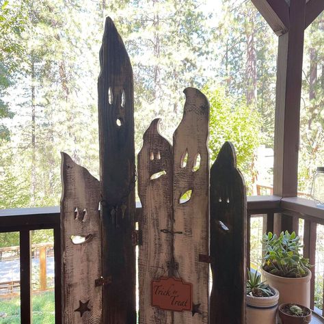 Fence Board Crafts, Yard Ghosts, Halloween Fence, Diy Ghost Decoration, Outdoor Ghosts, Old Fence Boards, Halloween Yard Art, Ghost Decor, Fence Pickets