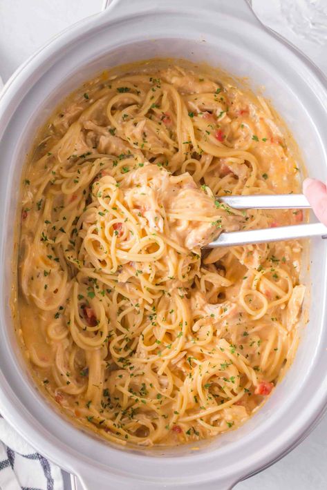 Gluten Free Crockpot Chicken Spaghetti Chicken Crockpot Gluten Free Recipes, Instapot Chicken Recipes Gluten Free, Crockpot Gluten Free Pasta, Gluten Free Spaghetti Recipes, Gluten Free Chicken Pasta Recipes, Gluten Free Chicken Dinners, Healthy Gluten Free Crockpot Meals, Crock Pot Dairy Free Recipes, Shredded Chicken Recipes Gluten Free