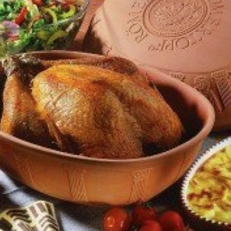 Clay-Pot-Turkey Clay Pot Cooking Recipes, Roaster Recipes, Turkey Casserole, Oven Roasted Turkey, Turkey Breast Recipe, Turkey Soup, Turkey Gravy, Baking Clay, Cooking Turkey