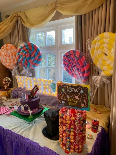 Charlie The Chocolate Factory, Willy Winks Birthday Party, Willy Wonka Desserts, Charlie And The Chocolate Factory Decorations, Willy Wonka Cupcakes, Charlie And The Chocolate Factory Decor, Willie Wonka Party Decorations, Chocolate Theme Party, Willy Wonka Candy Bar