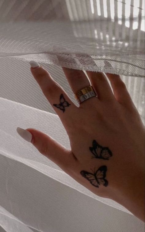 Cute Henna Tattoos, Butterfly Hand Tattoo, Tato Henna, Finger Tattoo For Women, Hand Tattoos For Girls, Cute Hand Tattoos, Hand And Finger Tattoos, Pretty Hand Tattoos, Henna Tattoo Hand