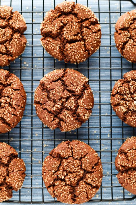 Vegan Molasses Cookies - ilovevegan.com Vegan Molasses Cookies, Vegan Cookie, Easy Vegan Dessert, Vegan Cookies Recipes, Molasses Cookies, Vegan Christmas, Vegan Dessert Recipes, Vegan Treats, Vegan Condiments