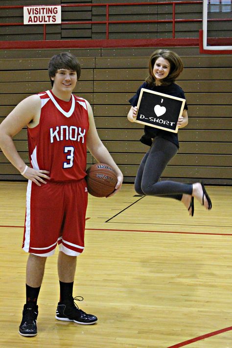 SENIOR PHOTO IDEAS BASKETBALL Mom And Son Basketball Pictures, Senior Picture Ideas Basketball, Cool Senior Picture Ideas, Basketball Senior Night Gifts, Football Photoshoot, Son Football, Unique Senior Picture Ideas, Short Textured Haircuts, Senior Picture Ideas For Guys