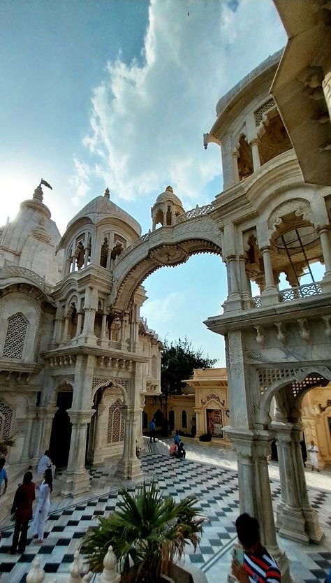 Isckon Temple Aesthetics, Indian Asthetics Photos, Prem Mandir Vrindavan Aesthetic, Iskon Temple Vrindavan, Mandir Aesthetic, Vrindavan Aesthetic, Vrindavan Dham Images, Vrindavan Photography Pictures, Iskcon Temple