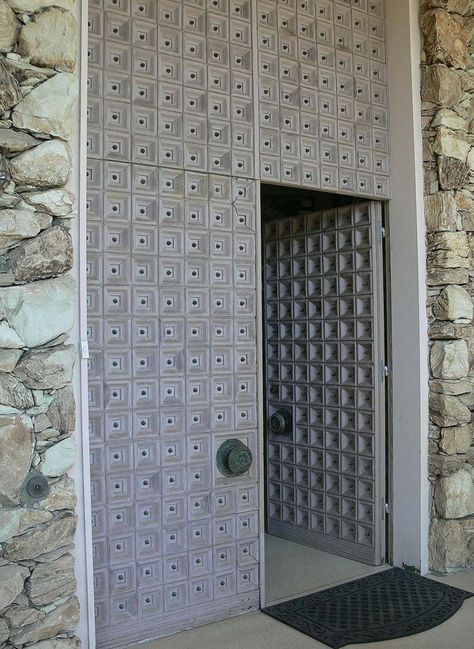 Massive Front Door at the Elvis Honeymoon Hideaway by Robert Alexander, photo Jackie Craven Ten Year Wedding Anniversary, Elvis And Priscilla Presley, House Of The Future, Mid Century Modern Door, Honeymoon House, Palm Springs Home, Main Entrance Door Design, Main Entrance Door, Beautiful Front Doors