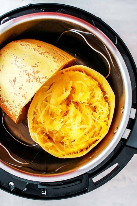 Love spaghetti squash but hate how long it takes to roast in your oven? You need this SEVEN MINUTE recipe for Instant Pot Spaghetti Squash!! Instant Pot Spaghetti Squash, Pressure Cooker Spaghetti, Instant Pot Spaghetti, How To Make Spaghetti, Bacon In The Oven, Using A Pressure Cooker, Vegetarian Cookbook, Spaghetti Squash Recipes, Couple Cooking