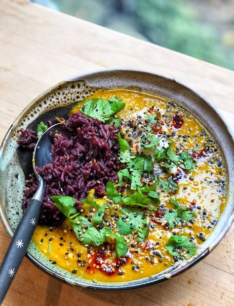 Easy miso, squash and ginger soup — Hello Fran Miso Squash, Recipe With Ginger, Veggie Soups, Ginger Honey, Ginger Soup, Chilli Oil, Spicy Soup, Toasted Pumpkin Seeds, Vegan Soups