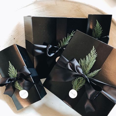 #giftguide #christmasgifts #anniversarygift #stickers #happybirthday #art #customisedgifts #giftidea Black Christmas Wrapping, Green And Black Christmas, Wrapping Gifts Ideas Creative, Black Gift Wrapping, Wrapping Gifts Ideas, Aesthetic Wrapping, Modern Gift Wrap, Black Christmas Decorations, Creative Videos