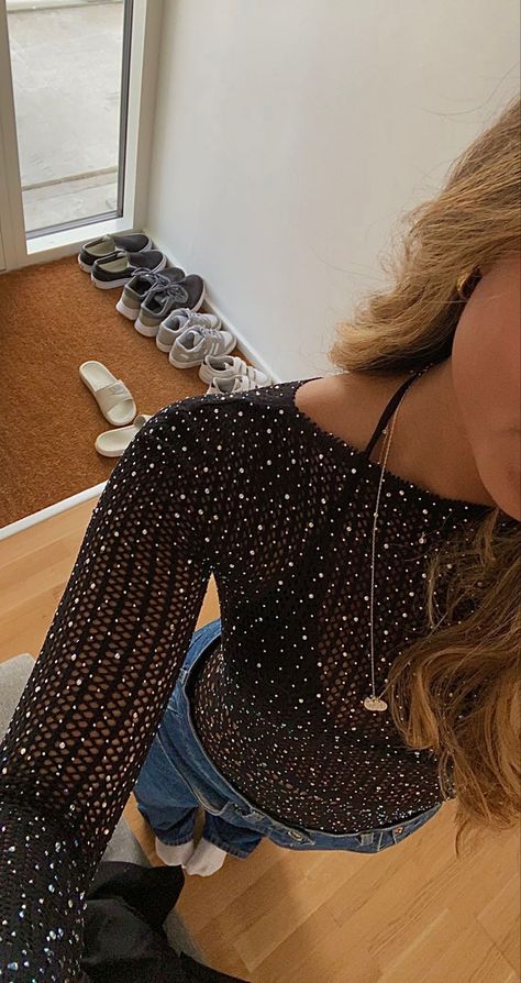 Night Out Sparkle Outfit, New Years Eve Outfits Outdoor, Glitter Top And Jeans Outfit, Glittery Party Outfit, Cute New Year’s Eve Outfits, Christmas Party Outfits Sparkle, New Year’s Eve Fits, Birthday Party Night Outfit, Zara Sparkly Top