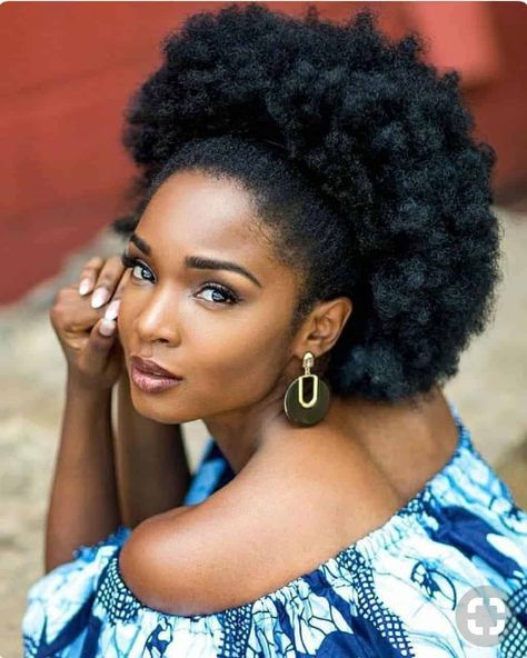 unique and subtle parting to alter the usual look of it and make it look more classy and trendy. Blond Hairstyles, Natural Hair Pictures, Type 4c Hairstyles, Big Afro, Natural African American Hairstyles, American Hairstyles, Afro Style, Pelo Afro, Afro Puff