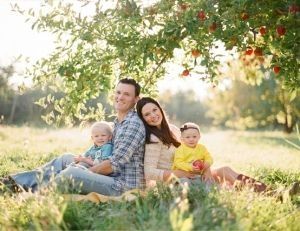 cute family of four poses. by Alexandria Shea Family Photoshoot Poses, Family Portrait Poses, Family Picture Poses, Photography Poses Family, Fall Family Pictures, Family Photo Pose, Family Of 4, Fall Family Photos, Family Posing