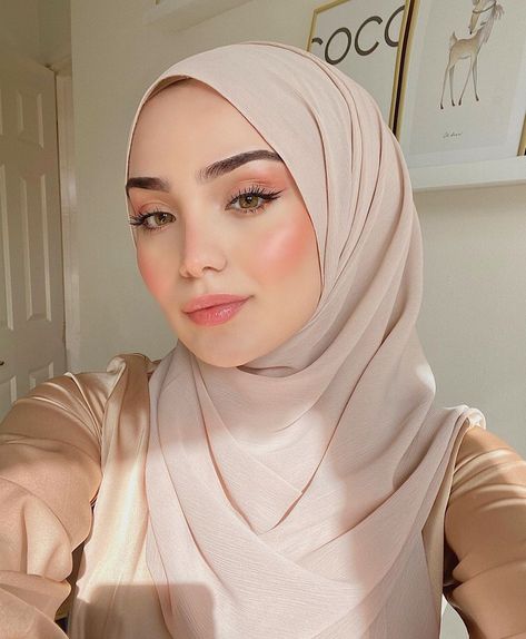 Hola ✨| It sucks to stay indoors in this beautiful weather and my favourite season #spring ! #quarantinelife Simple Nikkah Makeup, Muslim Makeup Looks, Muslim Makeup, Hijabstyle Outfits, Hijab Instagram, Clean Outfit, Awek Melayu, Hijab Makeup, Peach Makeup