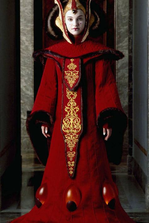 Satisfy Your Star Wars Addiction By Drooling Over Queen Amidala's Costumes Queen Amidala Costume, Amidala Star Wars, Halloween Parejas, Queen Amidala, Star Wars Padme, Alec Guinness, Spider Man Miles Morales, Star Wars Fashion, Padme Amidala