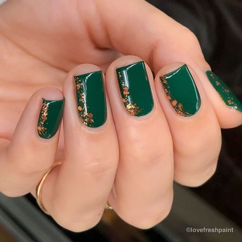 Graduation Manicure, Short Nails Inspo, Green Mani, Saint Patrick Nail, Emerald Nails, Copper Nails, Dark Green Nails, Art Hacks, Manicure Inspiration