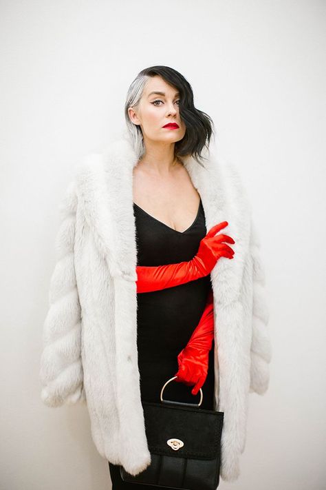 Cruella Deville Costume, Cruella Costume, Iconic Halloween Costumes, Quick Halloween Costumes, Classy Girls Wear Pearls, Cruella Deville, Diy Kostüm, Classy Girl, Easy Costumes