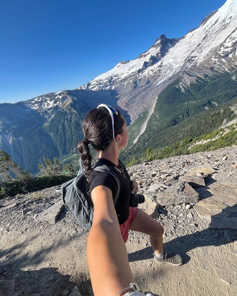 convinced this is a dream 🏔️ Mountain Hike Aesthetic, Adventure Girl Aesthetic, Hike Aesthetic, Outdoorsy Aesthetic, Adventurous Lifestyle, Summer Mountains, Hiking Style, Mountain Aesthetic, Mountain Girl