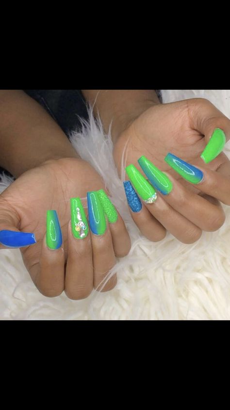 Blue And Green Acrylic Nails Designs, Bright Green And Blue Nails, Neon Green And Blue Nails, Homecoming Nail Ideas, Green And Blue Nails, Blue Green Nails, Blue And Green Nails, Bright Nail Art, Jade Nails