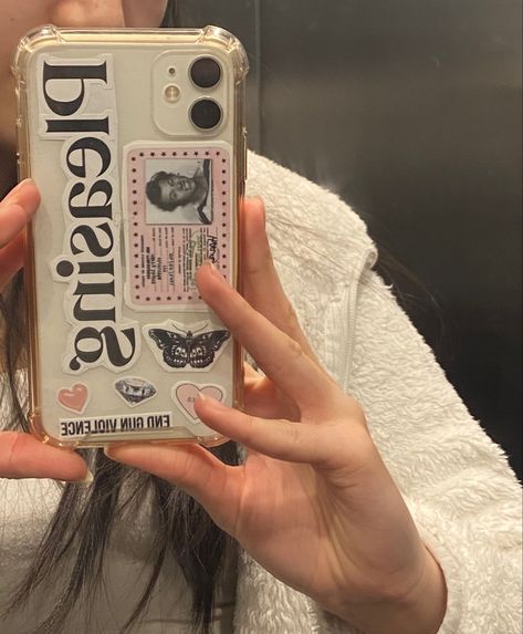 harry styles pleasing phone case inspiration Harry Style Phone Case, Harry Styles Airpod Case, Harry Styles Clear Phone Case, Pleasing Sticker Harry Styles Phone Case, Transparent Phone Case Ideas Aesthetic, Harry Styles Phone Case Stickers, Pleasing Sticker Harry Styles, Harry Styles Phone Case Ideas, Iphone Case Covers Aesthetic