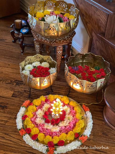 Diwali Urli Decor, House Decorating Ideas For Wedding, Indian Diwali Decor, Deepavali Decorations At Home, Flower Decor Diwali, Indian Festival Decoration Ideas, Diwali Party Decorations Ideas, Deepavali Decoration, Dollar Tree Diwali Decor