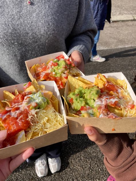 loaded nachos food aesthetic mexican Loaded Nachos Aesthetic, Mexican Food Truck Aesthetic, Street Nachos, Nachos Aesthetic, Mexican Nachos, Nacho Fries, Baked Nachos, Loaded Nachos, Food Photoshoot