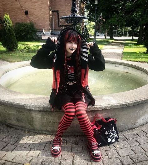 Scene Kid Outfits, Emo Scene Outfits, Scene Goth, Emo Scene Hair, Strange And Unusual, Outfits 2000s, Scene Outfits, Alt Outfits, Striped Tights