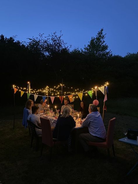 Family Parties Aesthetic, Dinner Food Vegetarian, Aesthetic Outdoor Birthday Party, Park Party Aesthetic, Outdoor Hosting Backyard Parties, Dinner Outside Aesthetic, Midsommar Party Aesthetic, Midsommar Picnic, Backyard Summer Party Aesthetic