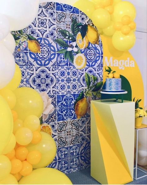 Santorini Party, Mediterranean Party, Lemon Themed Party, Lemon Themed Bridal Shower, Italian Party, Italian Theme, Bridal Shower Inspo, Fiesta Tropical, Yellow Balloons