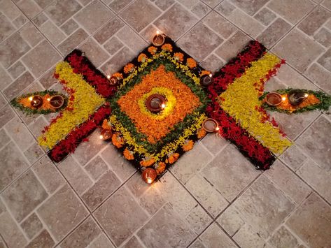 Rangoli House Warming Kolam, Navratri Rangoli, Simple Flower Rangoli, Flowers Rangoli, Diya Decoration Ideas, Diwali Diya Decoration, Pooja Decoration, Diya Decoration, Rangoli Designs Simple Diwali