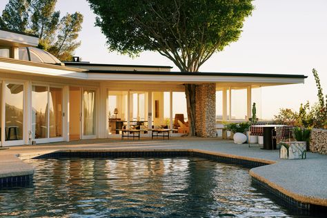 Elvis Presley’s Former L.A. Midcentury Is Now a Swoon-Worthy Design Showroom - Dwell #elvispresley #midcentury #design #showroom #losangeles #pool House With A Pool, Elvis Presley House, Villa Architecture, Beverly Hills Houses, Future Perfect, California Cool, Hollywood Hills, Los Angeles Homes, California Homes