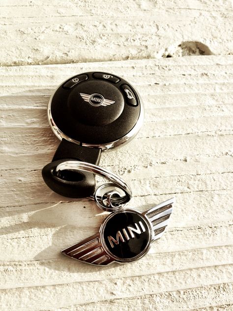 Mini Clubman key... waiting for the day I find it in my bag <3 Mini Cooper Cabriolet, Mini Cooper Accessories, Magic Board, Bmw Key, Cooper Car, Mini Cooper Clubman, Mini Copper, Aston Martin Dbs, Mini Cooper Countryman