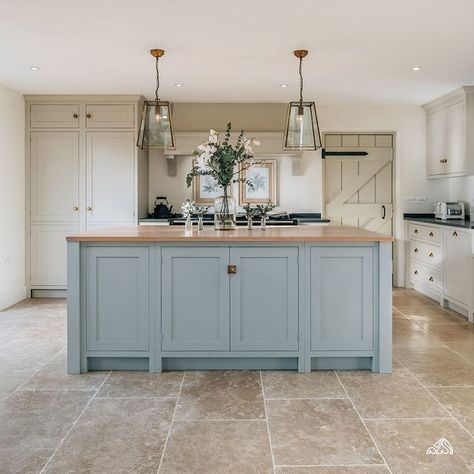 @stamfordstoneathome on Instagram: “Modern Farmhouse Kitchen Inspo 😍 Featuring our ethically sourced Farmhouse Buff Limestone Flooring #stamfordstone #ssah #kitchen #tile…” Earth Tone Kitchen, Kitchen Shaker Style, Earth Tones Kitchen, Modern Country Kitchen, Kitchen Shaker, Modern Country Kitchens, Limestone Flooring, Farmhouse Kitchen Design, Stone Kitchen