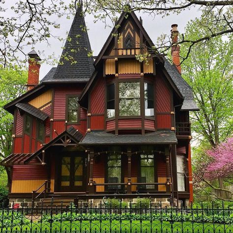 Witchy House Exterior, Witch House Exterior, Home Exterior Colors Schemes, Witchy House, Victorian Renovation, Victorian Houses, Victorian Architecture, Amazing Home, Gothic House