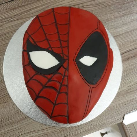 Red cake half and half spiderman spider web deadpool marvel heroes character birthday Red and black face Deadpool Cake Ideas, Marvel Cakes, Wolverine Cake, Pool Birthday Cakes, Deadpool Cake, Deadpool Party, Deadpool Birthday, Deadpool Y Spiderman, Black Icing