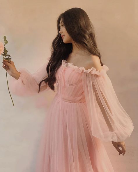 Vintage Dresses Aesthetic, Prom Dresses Flowy, Pastel Pink Prom Dress, Pink Flowy Dress, Peach Gown, Pink Tulle Dress, Cute Outfits With Leggings, Grp Port, Lit Outfits