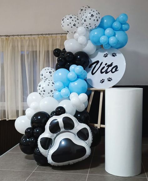 White, black and baby blue baloons. Dog lover. Puppy Pawty Balloon Garland, Dog Party Balloon Garland, Dog Balloon Garland, Puppy Balloon Arch, Puppy 1st Birthday Party, Puppy Cakes, Baloon Garland, Paw Birthday, Puppy Pawty