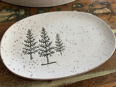 Christmas Pottery Plates, Ceramics Ideas Pottery Christmas, Christmas Ceramic Plates, Christmas Pottery Plate, Ceramic Christmas Plates, Christmas Pottery Ideas Ceramics Plates, Winter Ceramics Ideas, Xmas Pottery Ideas, Ceramic Platter Painting Ideas