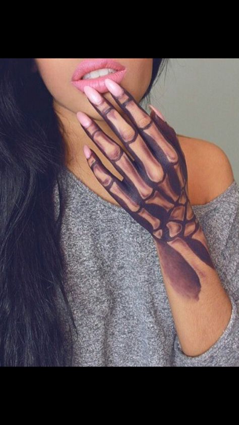 Hand Tattoo Girl, Girly Skull, Make Up Diy, Makeup Zombie, Small Wave Tattoo, Halloween Make-up Looks, Halloweenský Makeup, Skull Hand Tattoo, Hand Makeup